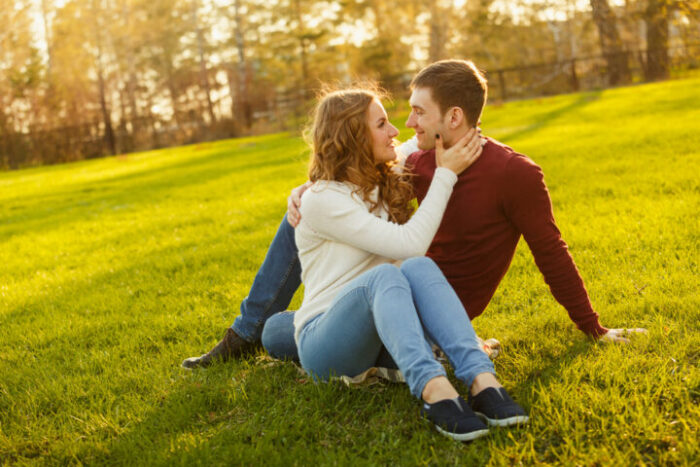 年下男性が好きな年上女性にとる態度は？年下男性の脈あり行動や明らかに好きな態度！