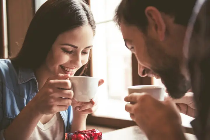 脈ありっぽいのに誘ってこない男性心理とは？好意は感じるけど誘われない理由！