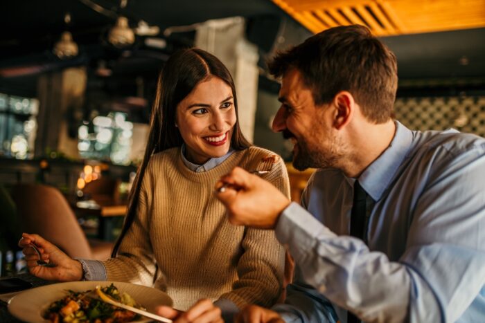 彼女いるのにほかの女とご飯へ行く彼氏の心理とは？隠すなら浮気？対処法もご紹介