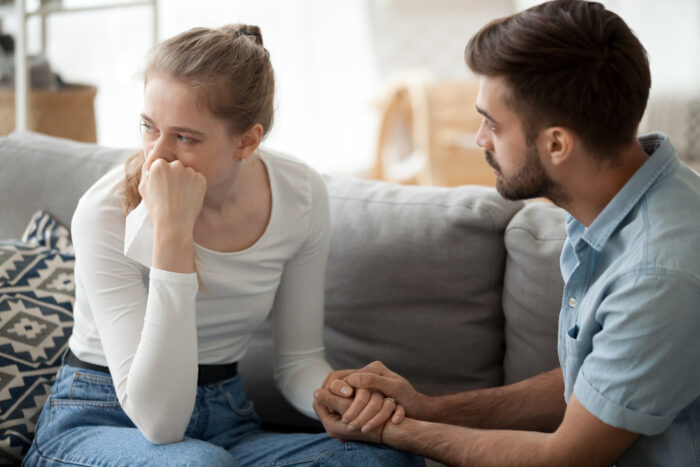 感情的になりよく泣く女性 感情的になりよく泣く女性