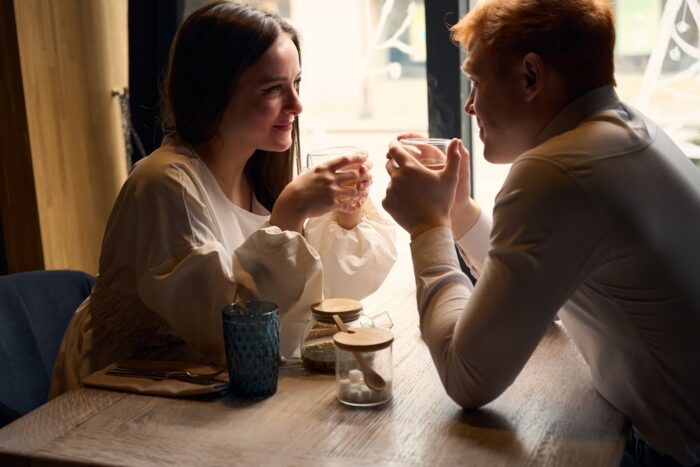 周囲の人を気遣える女性 周囲の人を気遣える女性