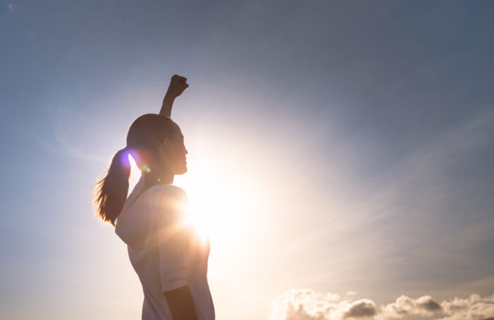 自分の意見をしっかり持ち、自分軸で行動している女性 自分の意見をしっかり持ち、自分軸で行動している女性