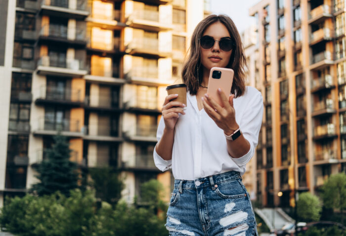 彼女はLINEだと冷たいけど会うと優しい？そっけない、会った時の態度が違う女性心理！