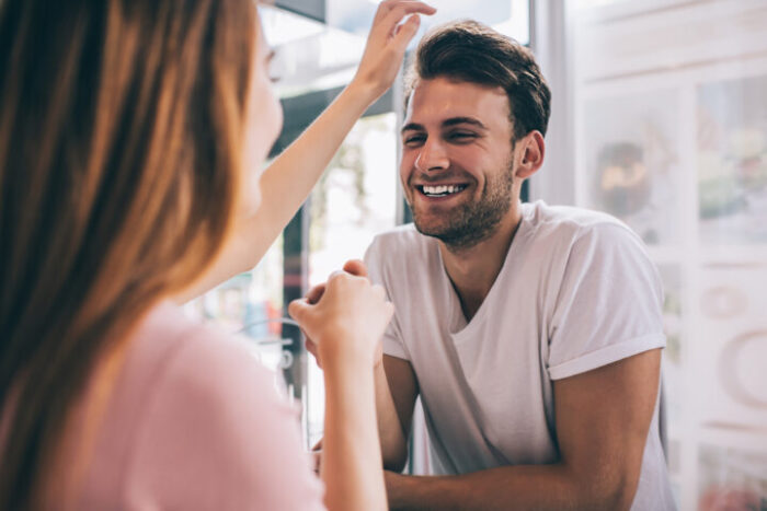 脈ありなら、自分からも好意があるサインを送る