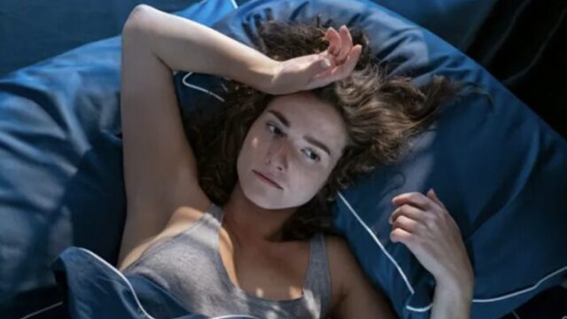 ツインレイが夜中に目が覚める理由とは？眠れないのはツインレイ女性の覚醒症状？