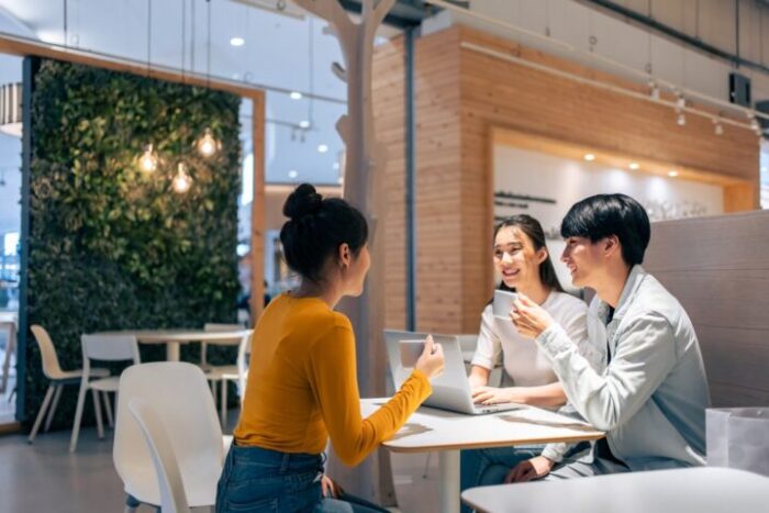 友達や同僚などに女性の近況を聞いてみる